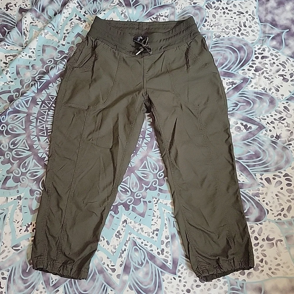 GUC The North Face Aphrodite Capris - Picture 3 of 9